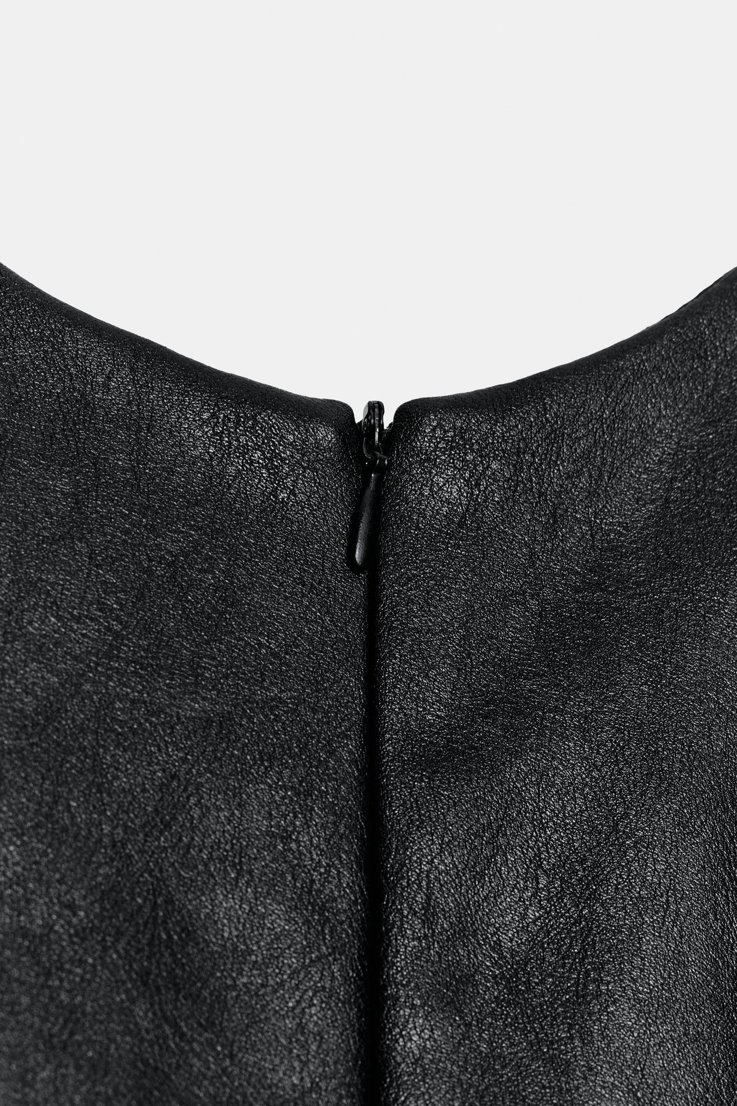 #121315, Noir