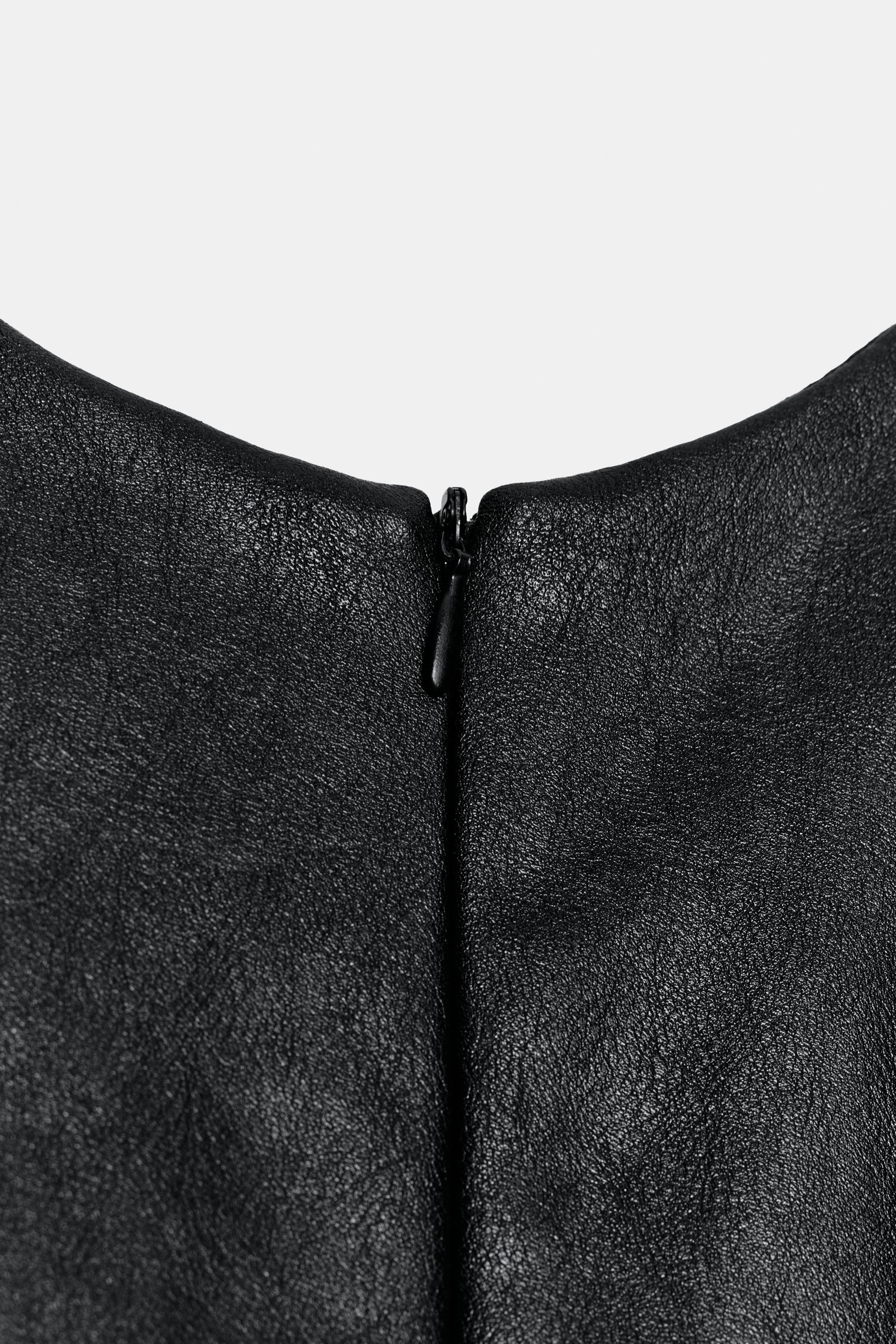 #121315, Noir
